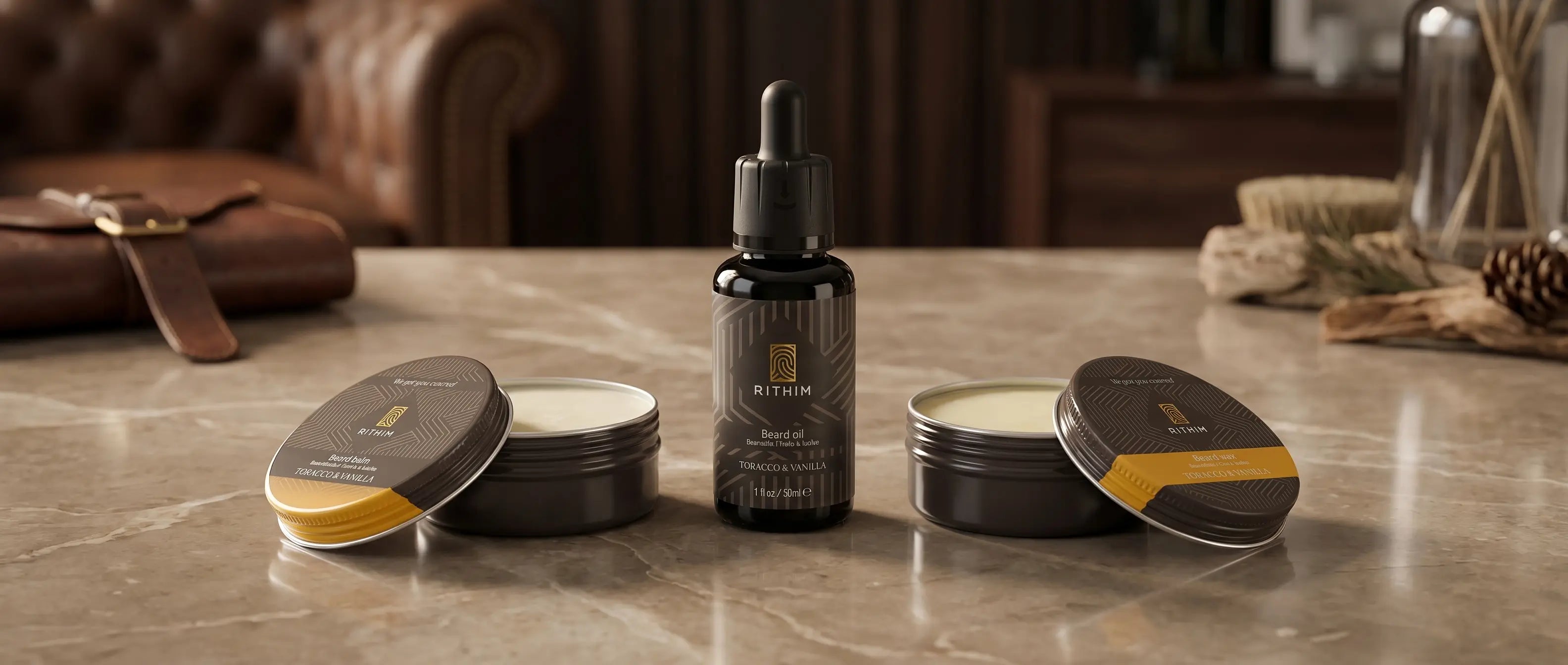 Editorial hero-afbeelding met baardolie, baardbalsem en baardwax in een premium setting voor blog over de verschillen tussen deze baardverzorgingsproducten